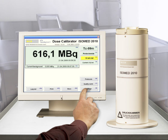 A dose calibrator with a screen